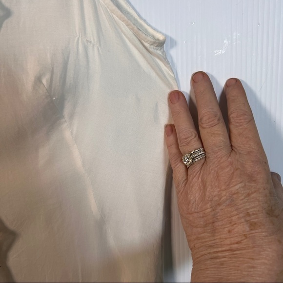 GAP Ruffle Top. 100% Viscose. Size Large. Sleeveless. Small ink spot - Picture 2 of 6